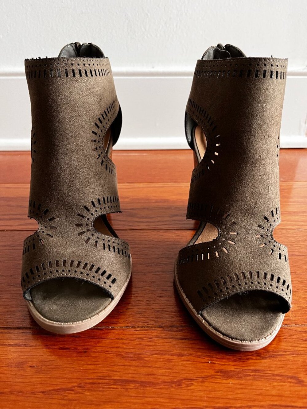 NWT Qupid Laser Cutout Peep Toe Block Heel Ankle Booties Taupe [Size 7]